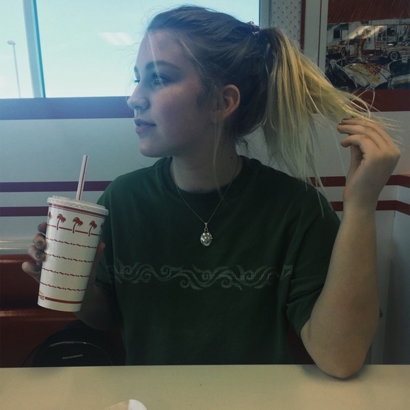 Meet your Posher, Kira - Picture 3 of 5